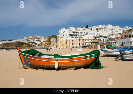 Barche da pesca pescatori sulla spiaggia di Albufeira Algarve Portogallo Foto Stock