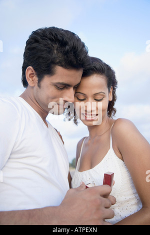 Close-up di un giovane uomo che mostra un anello ad una giovane donna Foto Stock