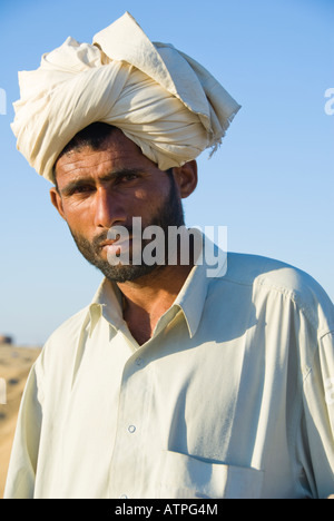 Ritratto di un musulmano driver del cammello nel deserto del Thar al confine con l'India e il Pakistan. Foto Stock