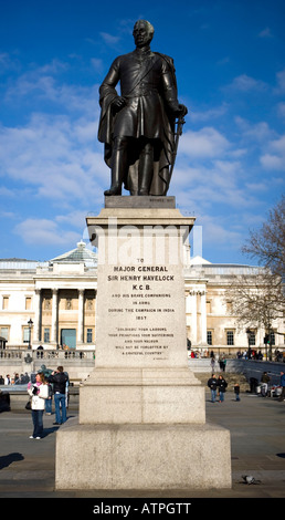 Il maggiore generale sir Henry havelock statua Trafalgar square LONDON REGNO UNITO Foto Stock