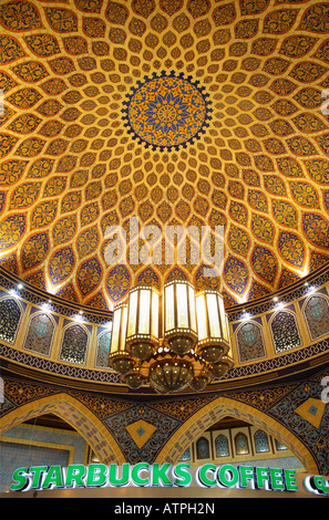 Cupola iraniana e Starbucks Coffee- strano bedfellows nell'Ibn Batutta Shopping Mall Dubai Foto Stock