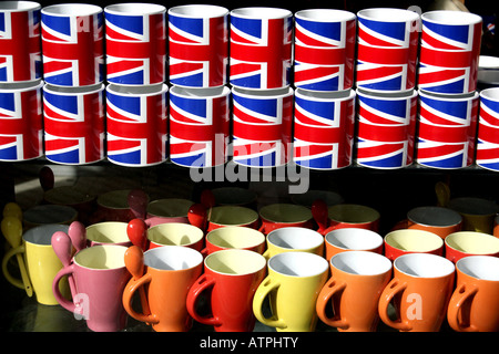 Unione Jack tazze sul display in London Tourist souvenir shop Foto Stock