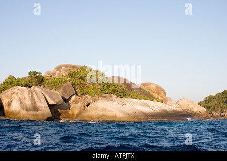 Grandi massi di granito presso la costa della su delle isole Similan, sul mare delle Andamane, Thailandia. Febbraio 6, 2008 Foto Stock