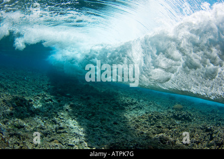 Crash di surf sulla barriera corallina al largo dell'isola di Yap in Micronesia. Foto Stock