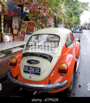 VW Beetle parcheggiato in Ubud Bali Indonesia Foto Stock