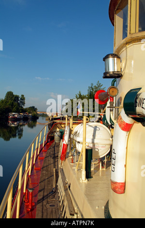 La Geep un ex pilota olandese barca ora un galleggiante casa vacanze fiume Soane Francia Foto Stock