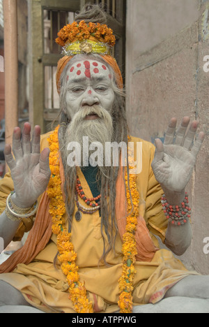 Ritratto di un anziano sadhu indiano o santo uomo sul ghats di Varanasi (India). Foto Stock