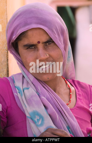 Ritratto di un territorio rurale donna indiana vestito in un sari colorati. Foto Stock