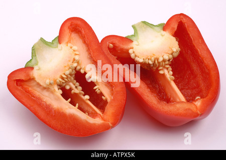 La metà di un pepe rosso / Rote Paprika halbiert Foto Stock