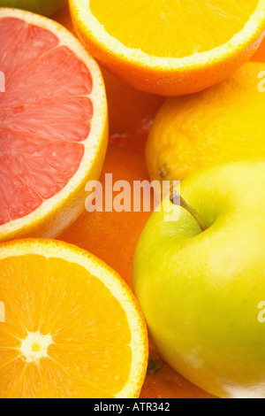 Pompelmo Limone arancio tagliate a metà con Apple e di altri agrumi Foto Stock