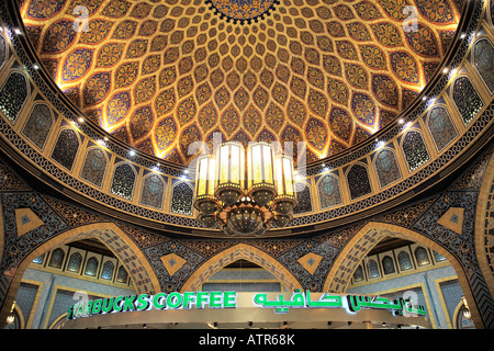 Cupola iraniana e Starbucks Coffee- strano bedfellows nell'Ibn Batutta Shopping Mall Dubai 2 Foto Stock