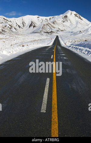 La strada attraverso il Lindis Pass, Otago, Nuova Zelanda in inverno. Foto Stock