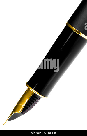 Ripresa macro di una penna stilografica con pennino in oro prese ad una angolazione laterale isolato su bianco Foto Stock