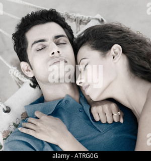 Close-up di una giovane coppia dorme in un amaca Foto Stock