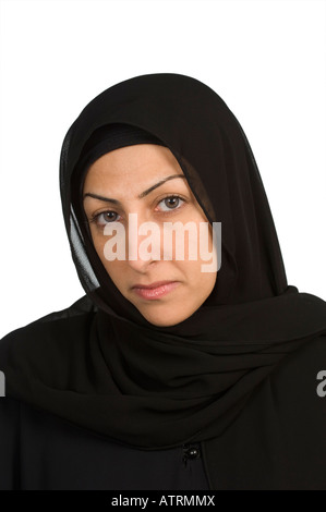 Bella donna musulmana che indossa velo nero Foto Stock