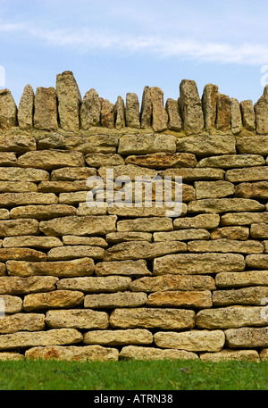 Asciugare la parete in pietra dettaglio chiesa Batsford Gloucestershire England Regno Unito Foto Stock