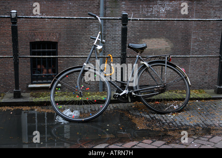 Un vecchio abbandonati in bicicletta in paesi bassi Foto Stock