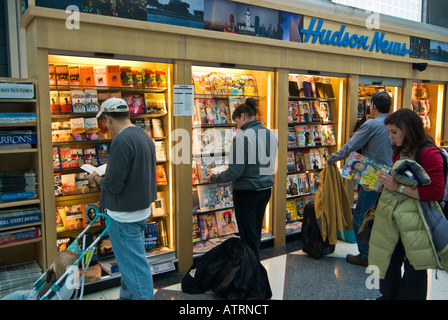 Navigazione passeggeri, Hudson terminale di uscita C, l'Aeroporto Internazionale di O'Hare di Chicago, USA Foto Stock