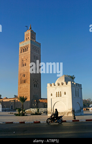 Il minareto di Koutoubia e tomba bianca di Fatima Zohra allo spuntar del giorno a Marrakech, Marocco Foto Stock