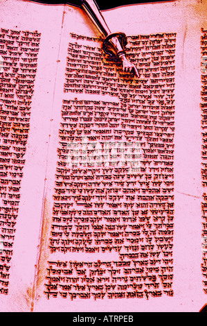 Puntatore di argento giacente sul rotolo di Torah Foto Stock