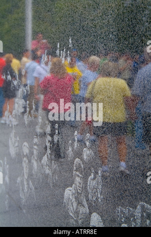 Riflessioni di visitatori nella parete di granito di Korean War Memorial a Washington DC Foto Stock