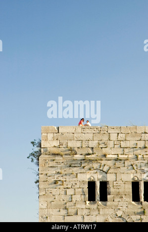 I turisti sulla cima di una alta torretta, Crac des Chavaliers, Siria, Medio Oriente. DSC 6134 Foto Stock