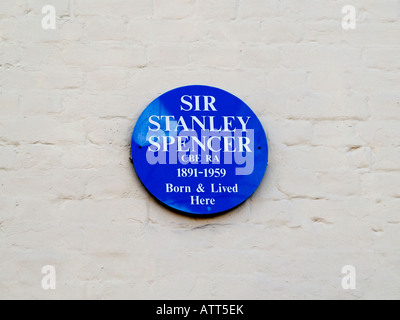 Blu di placca a muro sulla casa del pittore Sir Stanley Spencer in High Street Cookham Berkshire REGNO UNITO Foto Stock