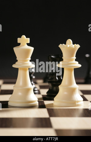 Pezzi di scacchi con re nero e dominante Queen Foto Stock