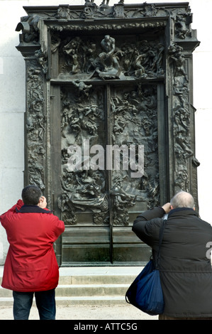 Parigi Francia, Museo Rodin "Musee National Rodin" Giardino turisti che scattano foto, da dietro la porta di metallo della scultura moderna francese "porte dell'inferno" Foto Stock