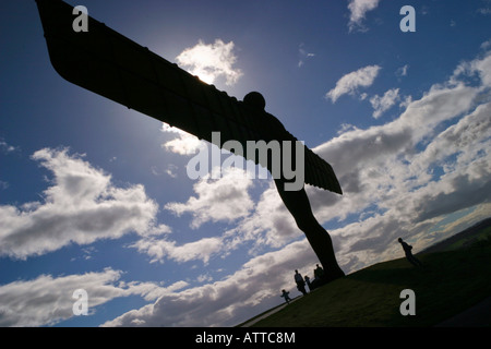 Ai visitatori di ammirare Antony Gormley la scultura, l'angelo del Nord, stagliano contro un cielo sereno in tarda estate. Foto Stock