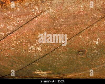 Motivi sullo scafo di un vecchio scafo in acciaio barca spiaggiata sul Cromarty Firth in attesa di essere scartati e riciclati Foto Stock