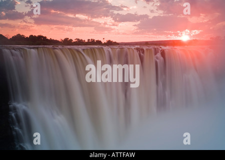 Suggestivo tramonto su Victoria Falls (Mosi-oa-Tunya), Zimbabwe Foto Stock