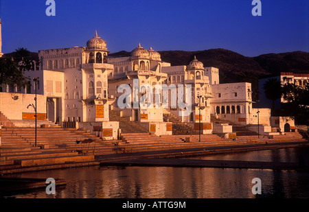 Vista del lago Pushkar edifici al tramonto Foto Stock