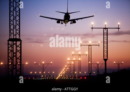Ryan Air aereo in atterraggio a spagnolo aeroporto di Girona al crepuscolo Girona Gerona Catalogna Spagna Europa UE Foto Stock