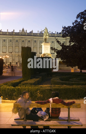 Palacio Real e la statua di Felipe IV a Plaza de Oriente a Madrid al crepuscolo, Madrid, Spagna, Europa UE Foto Stock