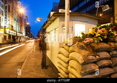 Monumento il Checkpoint Charlie in Friedrichstrasse, Berlin-Mitte, Berlino, Germania, Deuschland, Europa UE Foto Stock