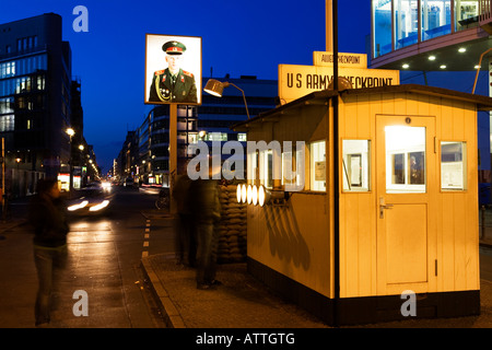 Il Checkpoint Charlie in Friedrichstrasse, Berlin-Mitte, Berlino, Germania, Deuschland, Europa UE Foto Stock