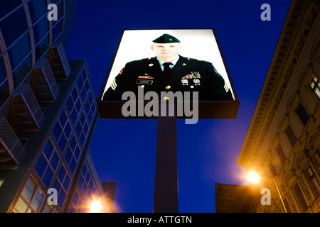 Il Checkpoint Charlie in Friedrichstrasse, Berlin-Mitte, Berlino, Germania, Deuschland, Europa UE Foto Stock