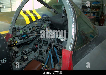 Cockpit di English Electric Lightning F53 Interceptor Fighter in mostra al militare Tangmere Aviation Museum Foto Stock