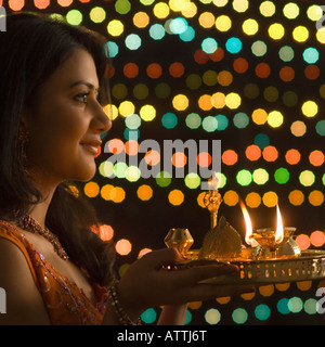 Close-up di una giovane donna tenendo un diwali thali Foto Stock