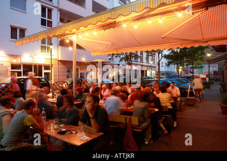 Vita notturna in un streetbar in Sachsenhausen, Frankfurt al crepuscolo, Frankfurt am Main, Hesse, Germania, Europa Foto Stock