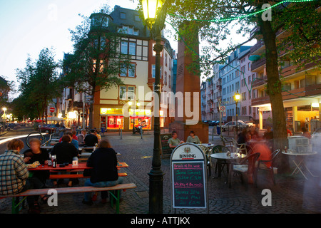 Vita notturna in un streetbar in Sachsenhausen, Frankfurt al crepuscolo, Frankfurt am Main, Hesse, Germania, Europa Foto Stock