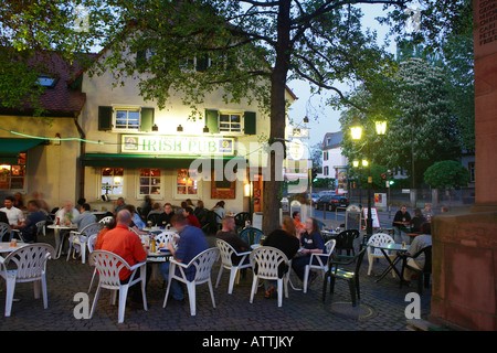 Vita notturna in un streetbar in Sachsenhausen, Frankfurt al crepuscolo, Frankfurt am Main, Hesse, Germania, Europa Foto Stock