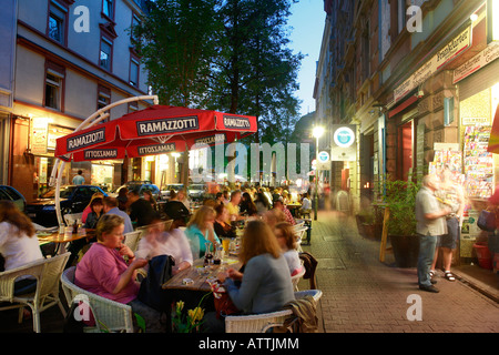 Vita notturna in un streetbar in Sachsenhausen, Frankfurt al crepuscolo, Frankfurt am Main, Hesse, Germania, Europa Foto Stock