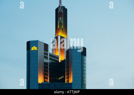 Commerzbank Building di Francoforte al crepuscolo, Frankfurt am Main, Germania, Europa Foto Stock