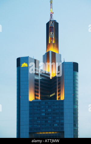 Commerzbank Building di Francoforte al crepuscolo, Frankfurt am Main, , Hesse in Germania, Europa Foto Stock