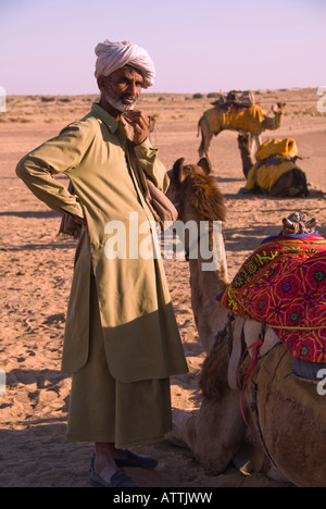 Ritratto di un anziano camel driver con due cammelli nel deserto di Thar al confine con l'India e del Pakistan Foto Stock