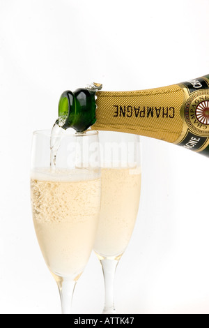 Colata di bere due bicchieri di champagne Foto Stock