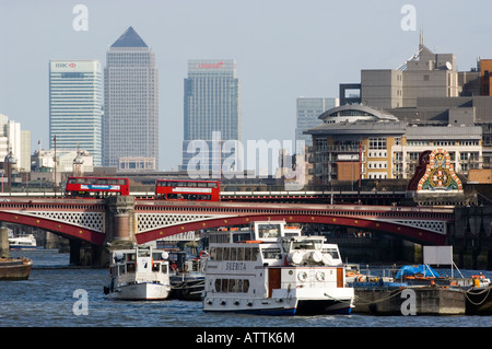 Il Tamigi, a sud, vista di canary wharf, Blackfriars Bridge, Londra, bus, battello, barche, acqua, bridge, edifici Foto Stock