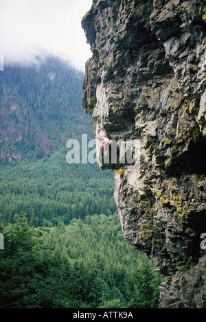 Due uomini arrampicata su roccia nella centrale Le Cascade Mountains Washington STATI UNITI D'AMERICA Foto Stock